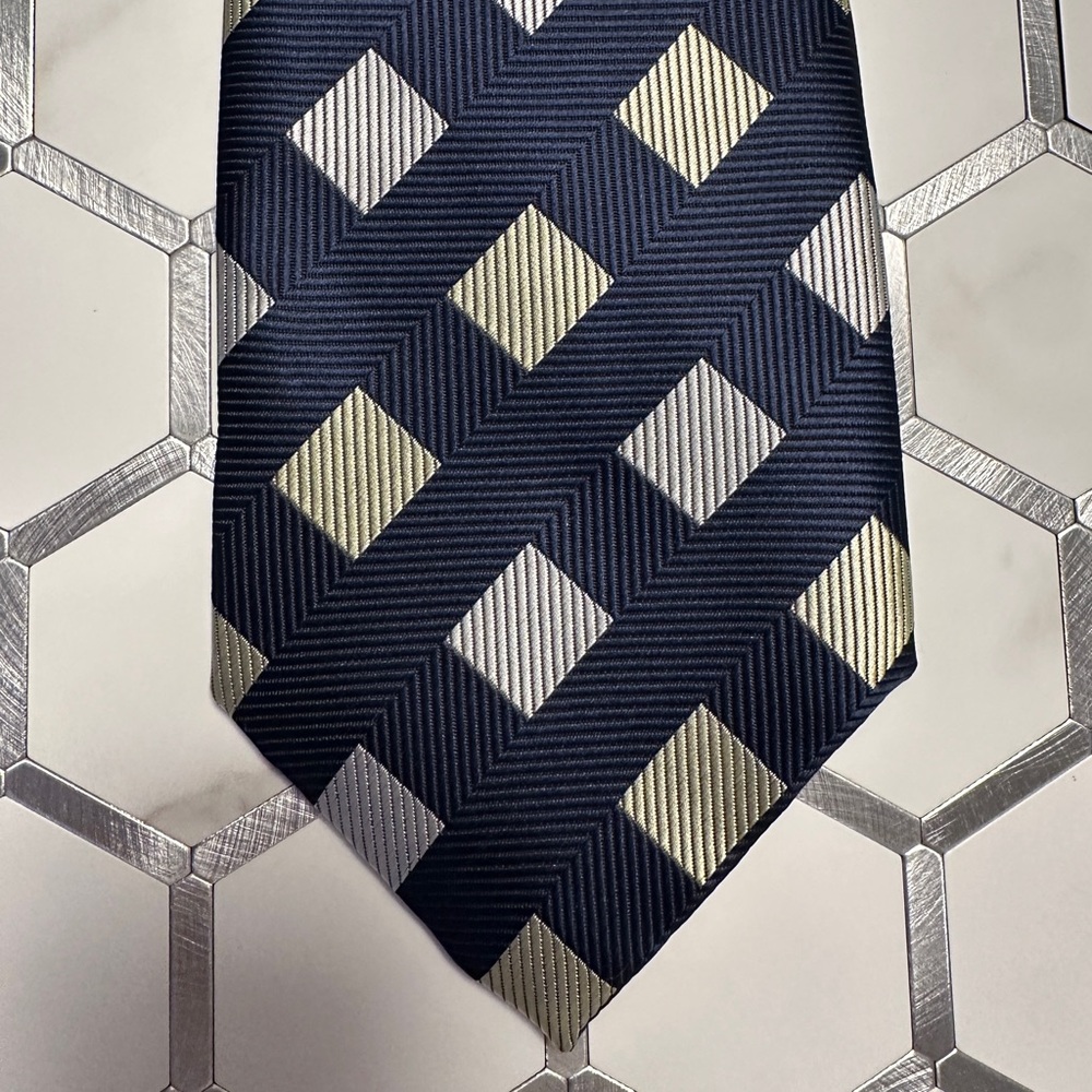 Giorgio Armani Made in Italy 100% Silk Navy Gold Diamond Geometric Luxury Tie